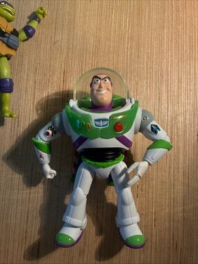 Mattel Buzz Lightyear Figure in White, Green & Purple talks lights 7”